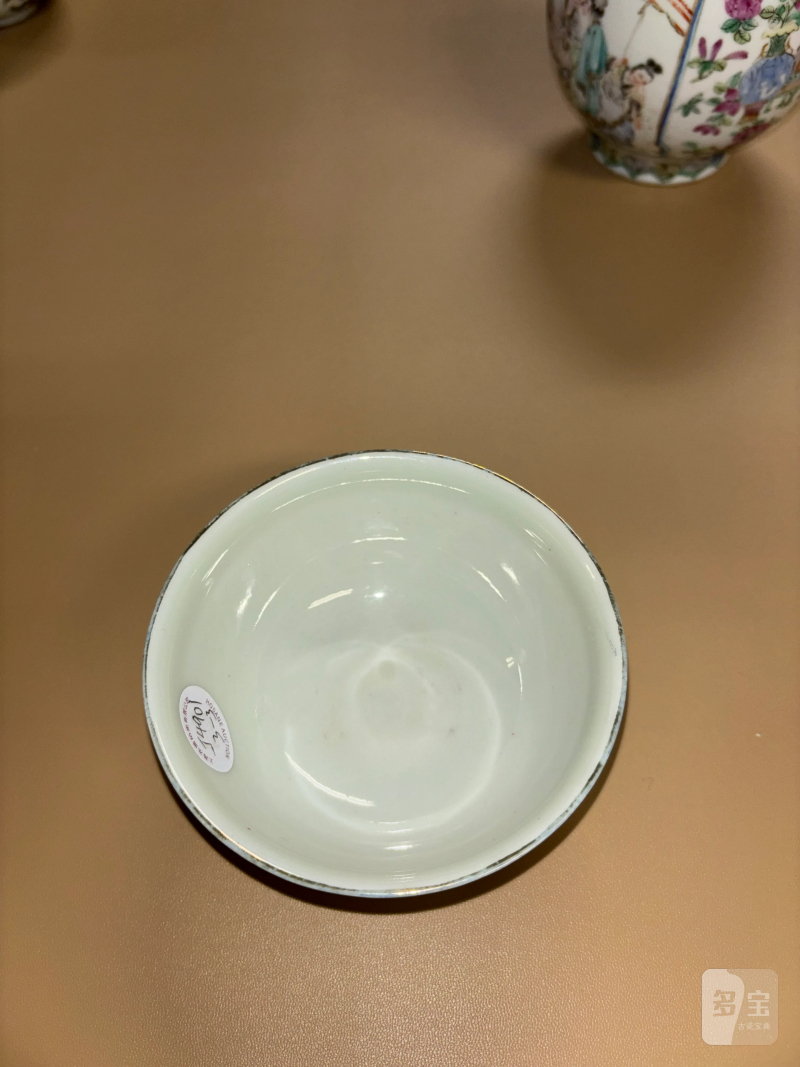 清 粉彩人物纹瓶、粉彩龙凤纹杯一组三件 - 图10
